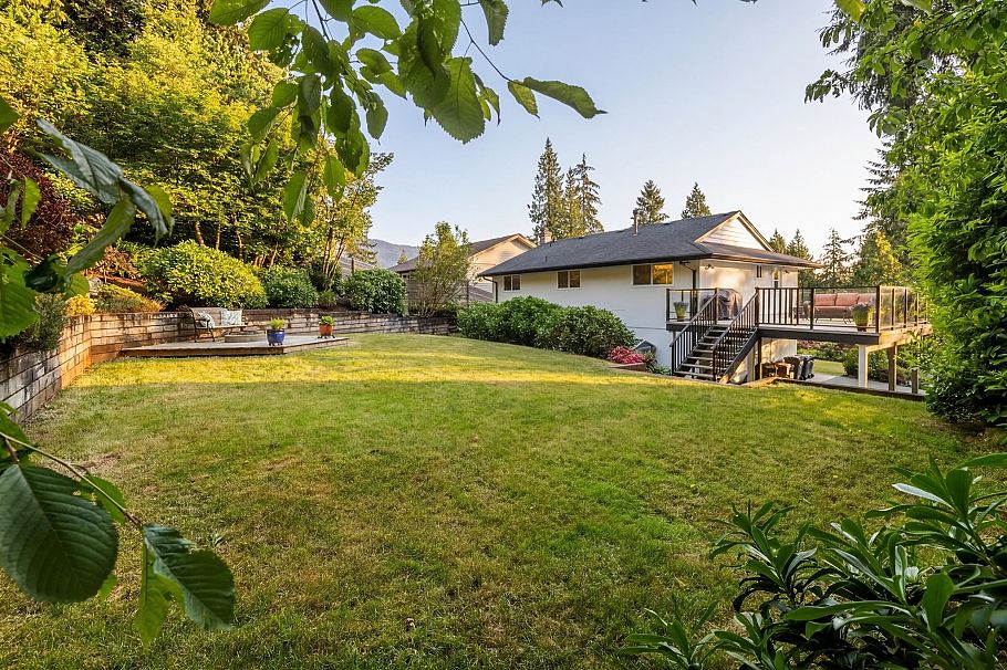 1438 Mcnair Drive North Vancouver, BC - 29