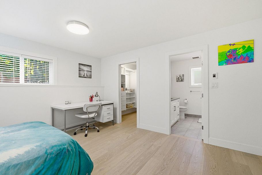 5222 Sarita Avenue North Vancouver, BC - 32