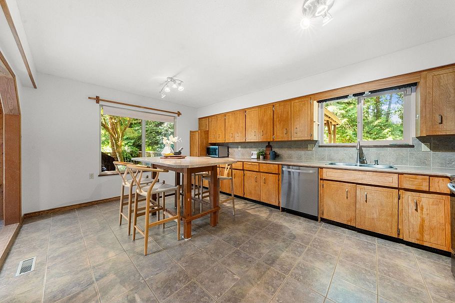 2297 Bowser Avenue North Vancouver, BC - 10