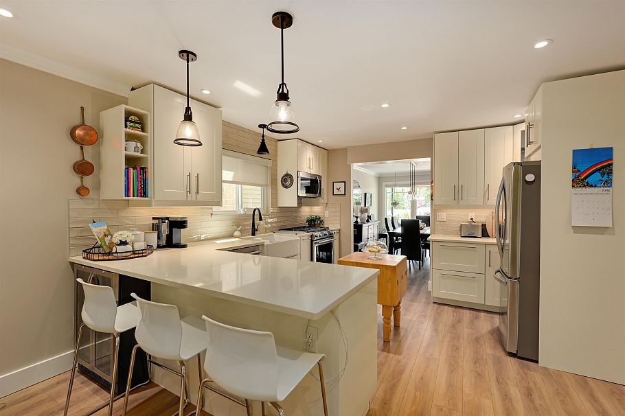 3821 Lonsdale Avenue North Vancouver, BC - 2