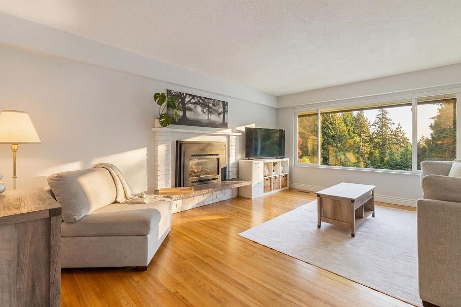 1438 Mcnair Drive North Vancouver, BC - 2