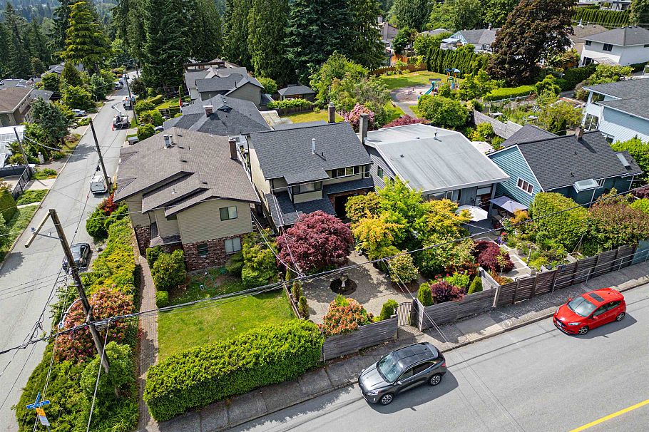 3821 Lonsdale Avenue North Vancouver, BC - 34