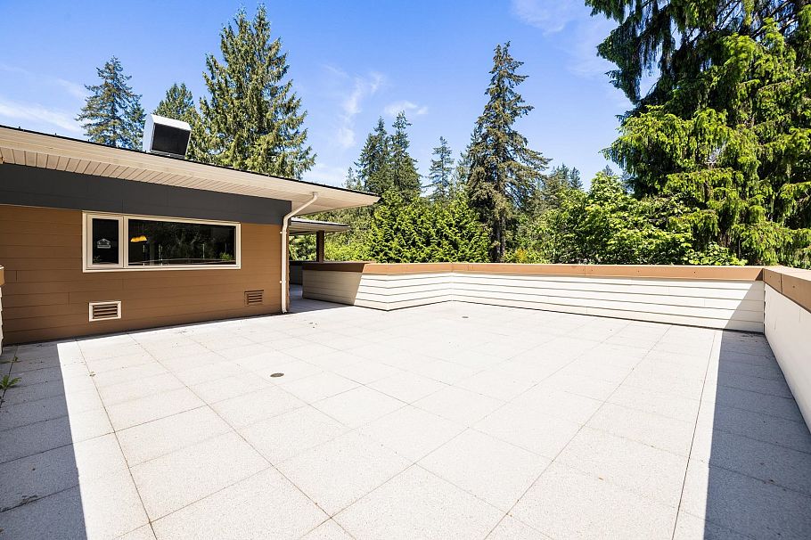 PH2 2832 Capilano Road North Vancouver, BC - 32