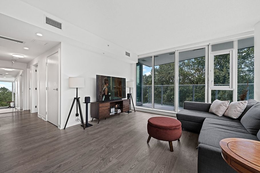 807 1401 Hunter Street North Vancouver, BC - 23