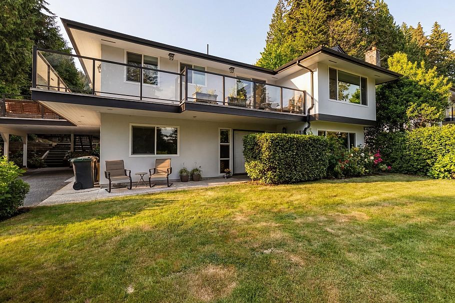 1438 Mcnair Drive North Vancouver, BC - 32