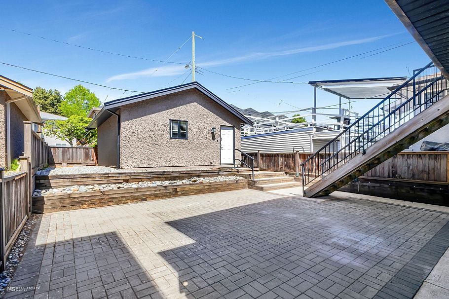 295 W 63rd Avenue Vancouver, BC - 22