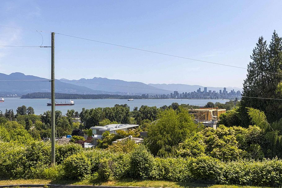 4514 Bellevue Drive Vancouver, BC - 1