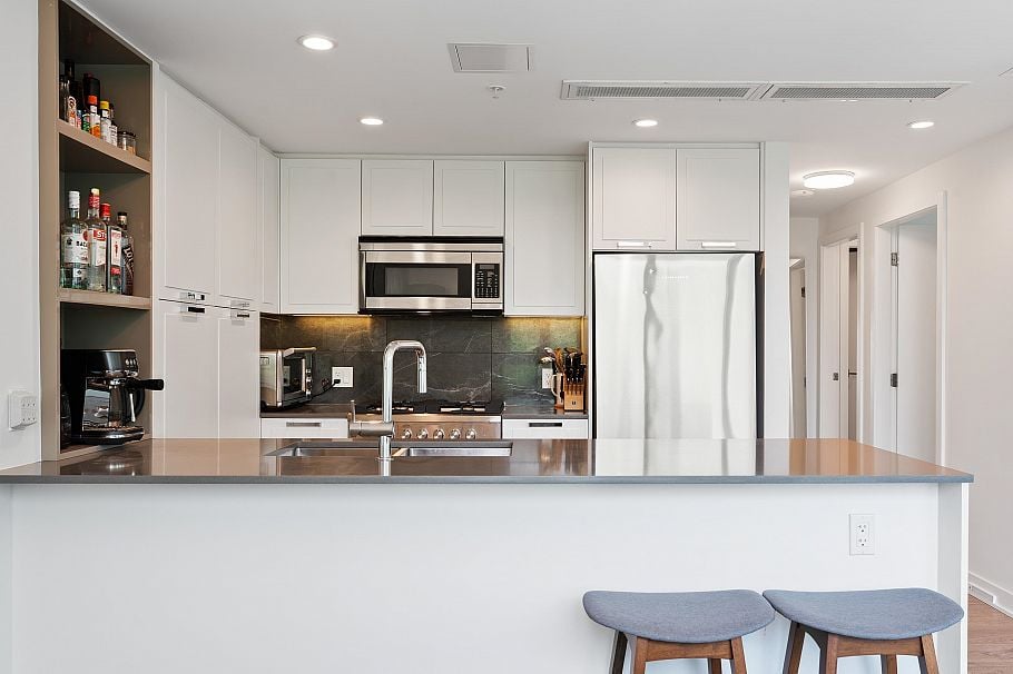 807 1401 Hunter Street North Vancouver, BC - 1