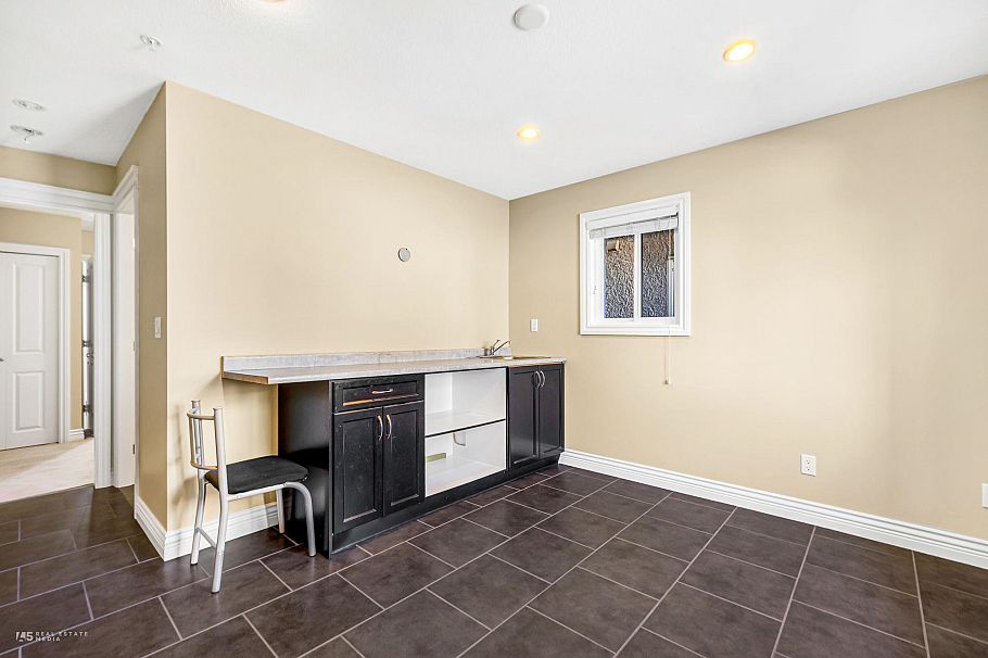 295 W 63rd Avenue Vancouver, BC - 20
