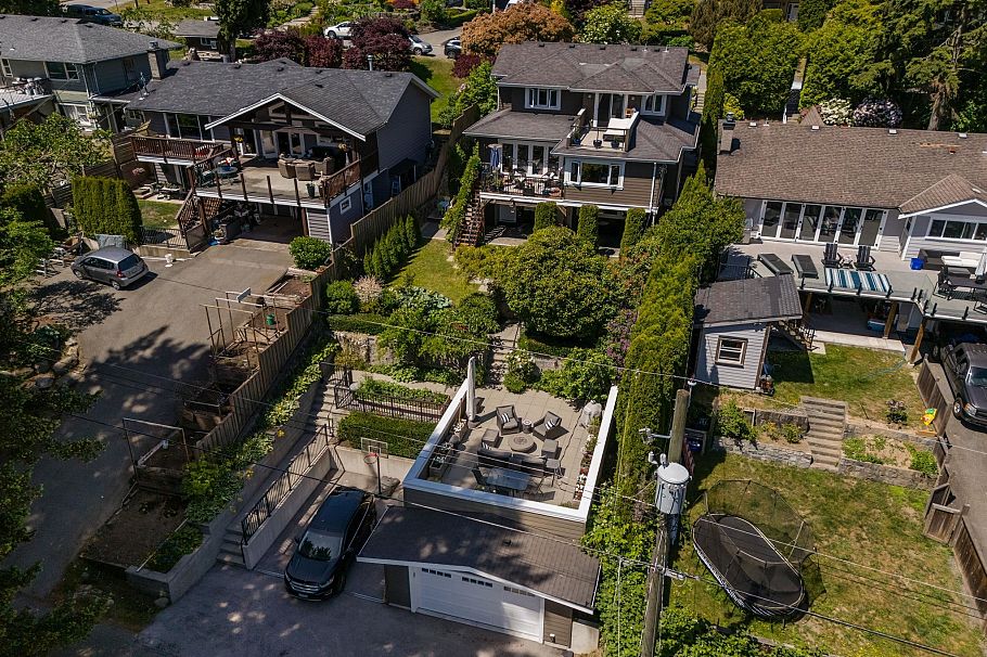 1225 Adderley Street North Vancouver, BC - 36