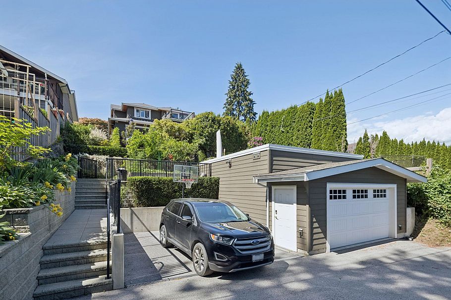 1225 Adderley Street North Vancouver, BC - 35