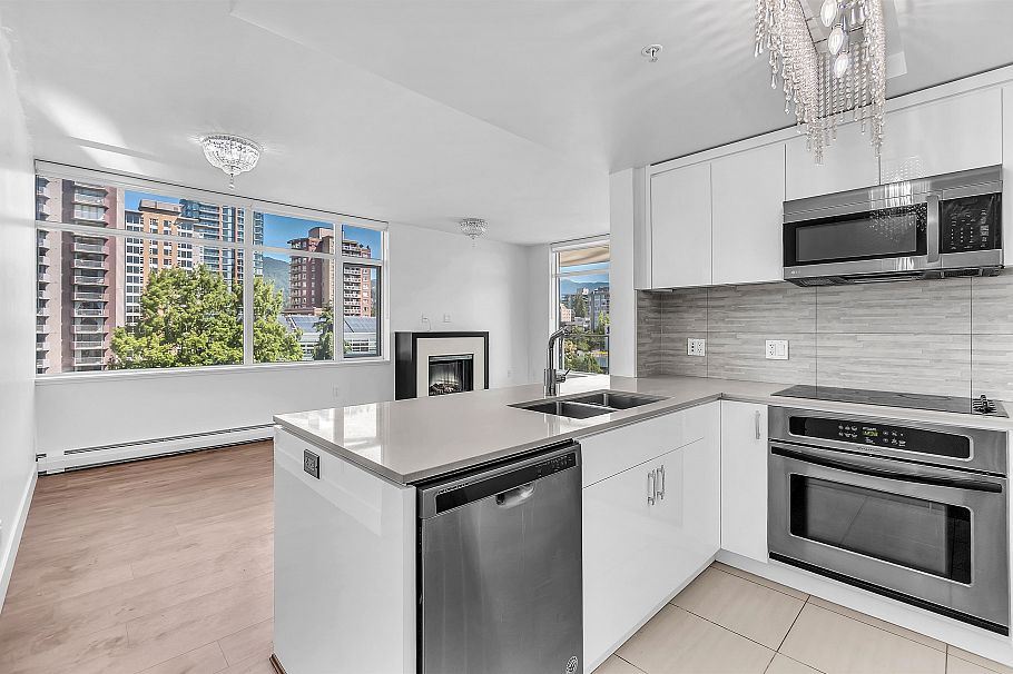 802 158 W 13th Street North Vancouver, BC - 13