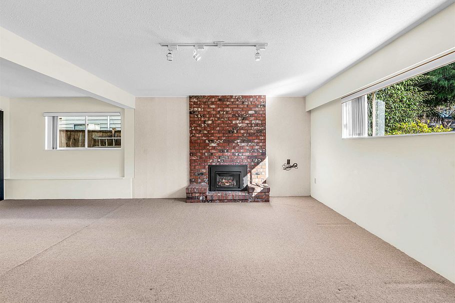 1110 Lodge Road North Vancouver, BC - 28