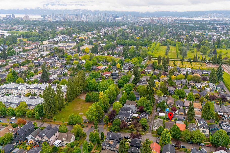 423 E 37th Avenue Vancouver, BC - 3