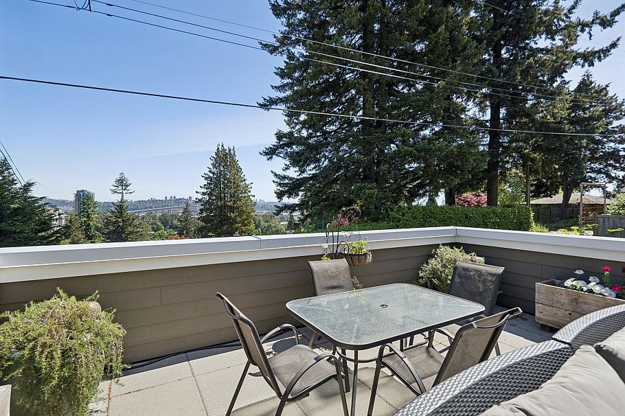 1225 Adderley Street North Vancouver, BC - 30