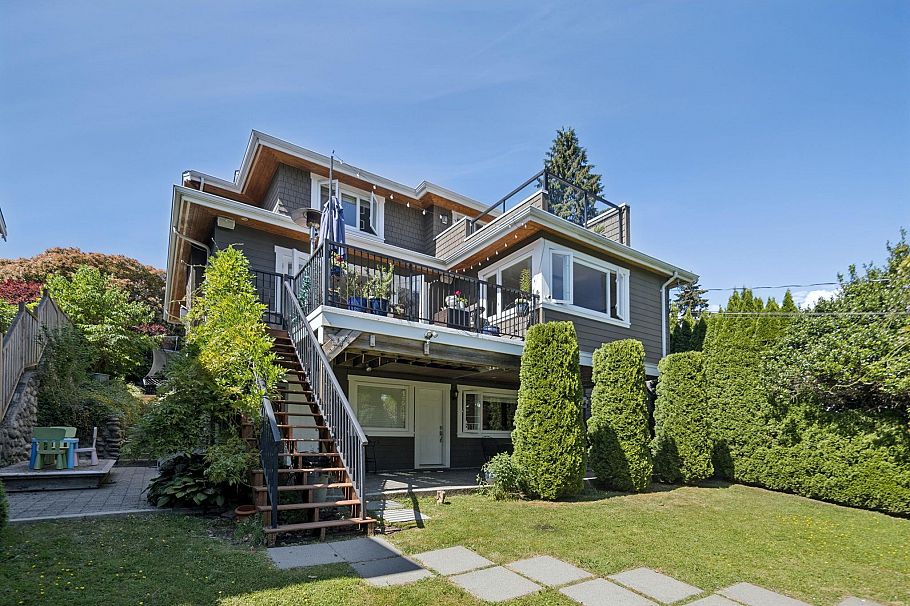 1225 Adderley Street North Vancouver, BC - 2