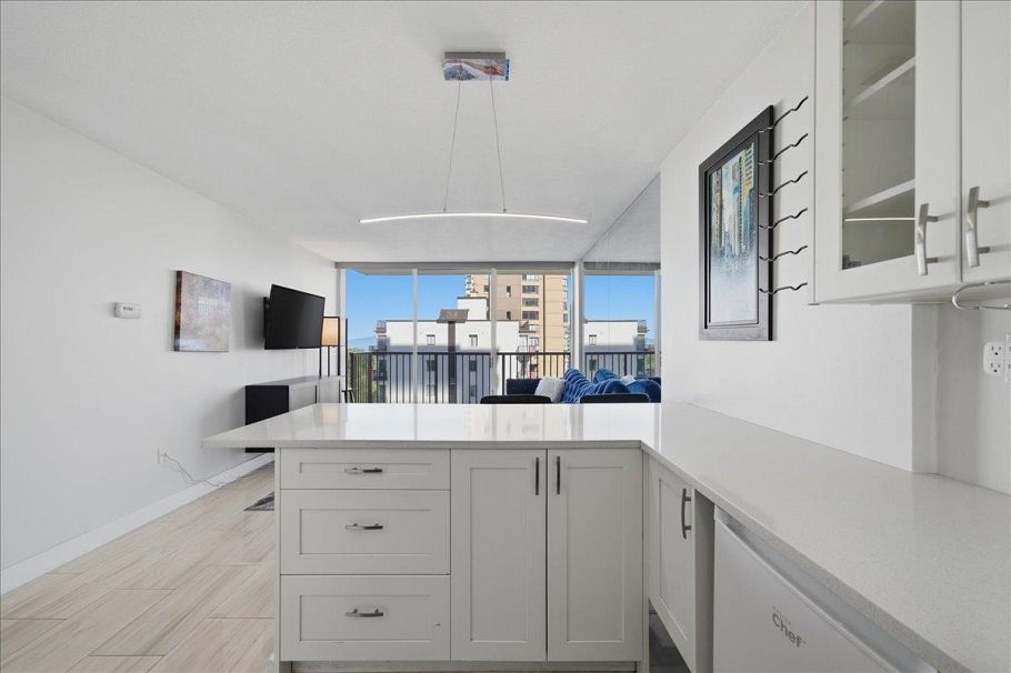 802 1251 Cardero Street Vancouver, BC - 9