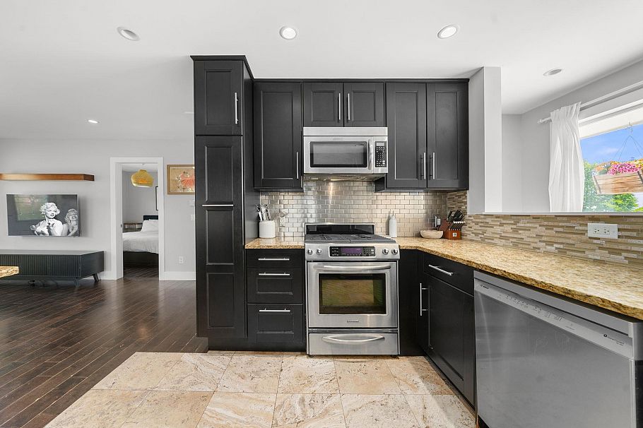 803 Calverhall Street North Vancouver, BC - 11