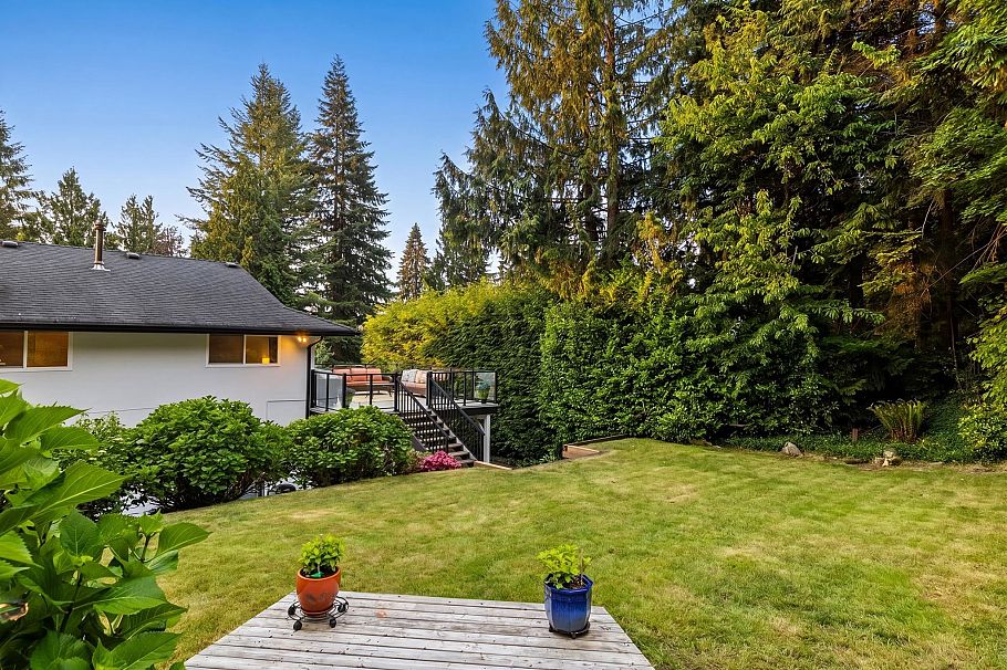 1438 Mcnair Drive North Vancouver, BC - 28