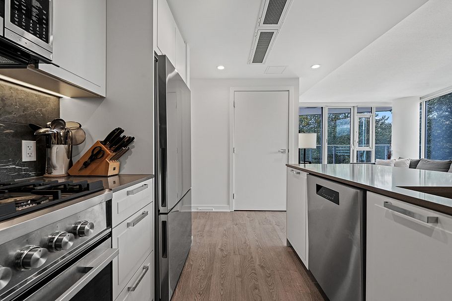 807 1401 Hunter Street North Vancouver, BC - 3