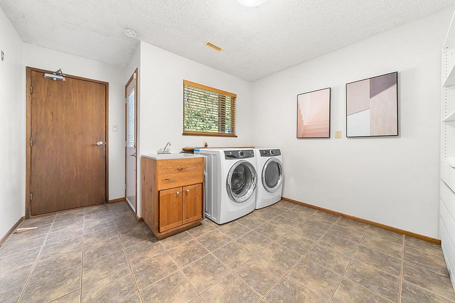 2297 Bowser Avenue North Vancouver, BC - 37