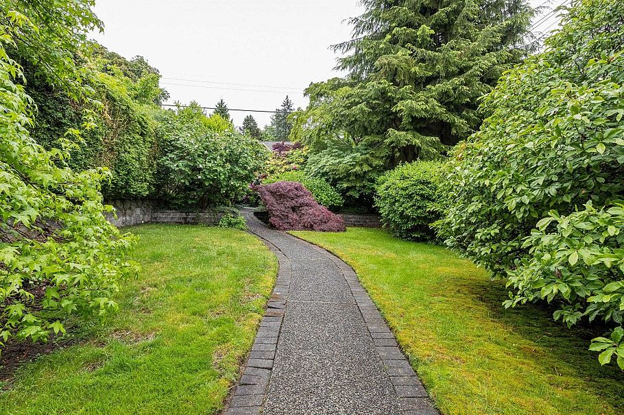 3491 St. Georges Avenue North Vancouver, BC - 37