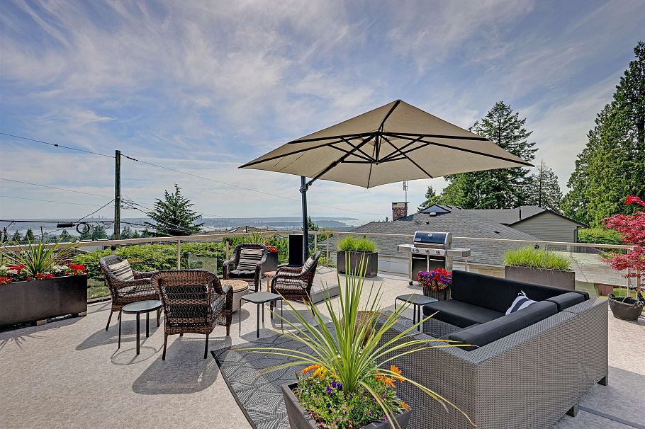 3821 Lonsdale Avenue North Vancouver, BC - 1