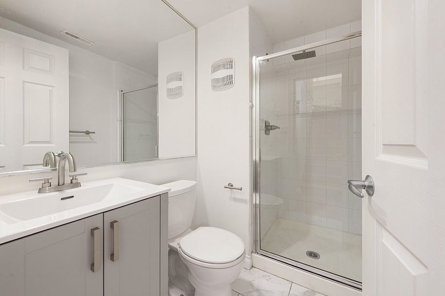 8431 Jellicoe Street Vancouver, BC - 31