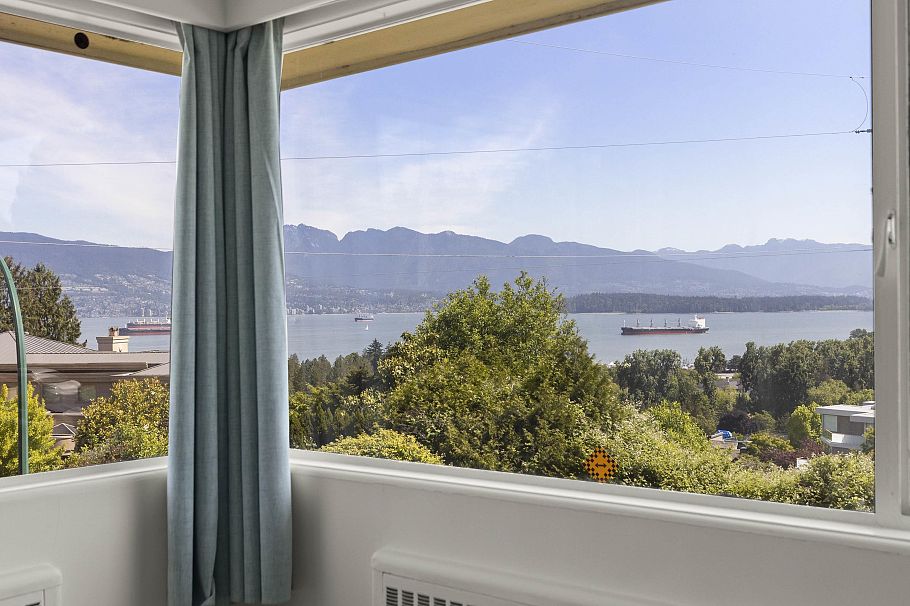 4514 Bellevue Drive Vancouver, BC - 3