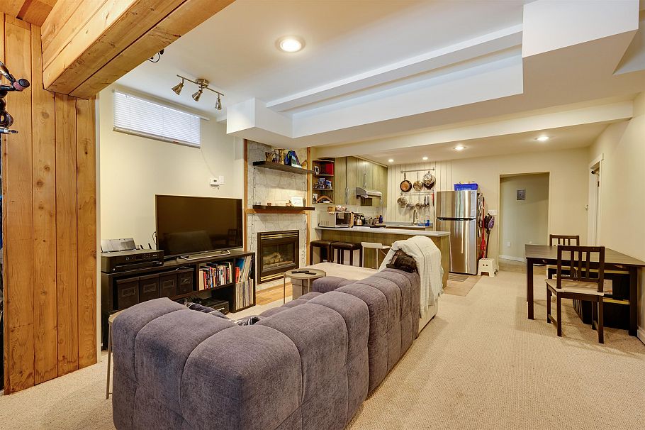 3821 Lonsdale Avenue North Vancouver, BC - 27