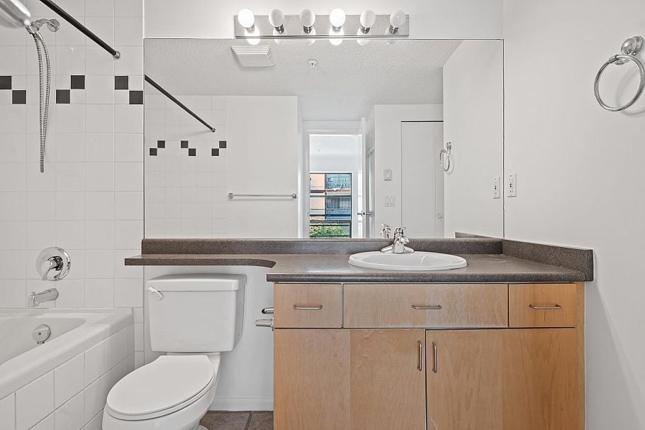 306 124 W 3rd Street North Vancouver, BC - 9