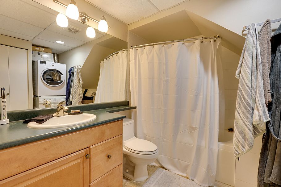 3821 Lonsdale Avenue North Vancouver, BC - 29