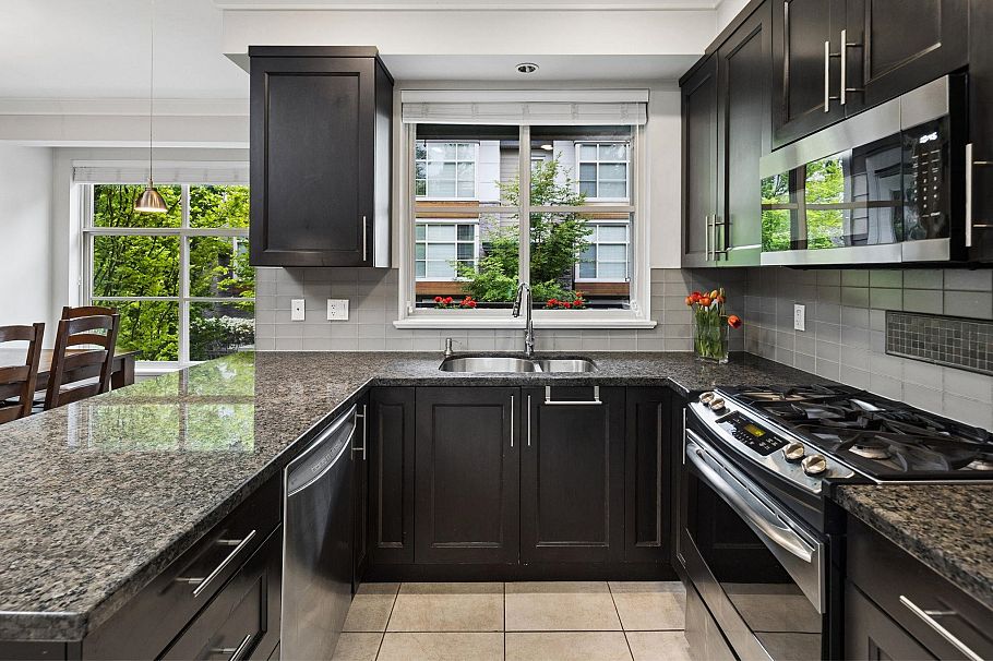 2 3025 Baird Road North Vancouver, BC - 4