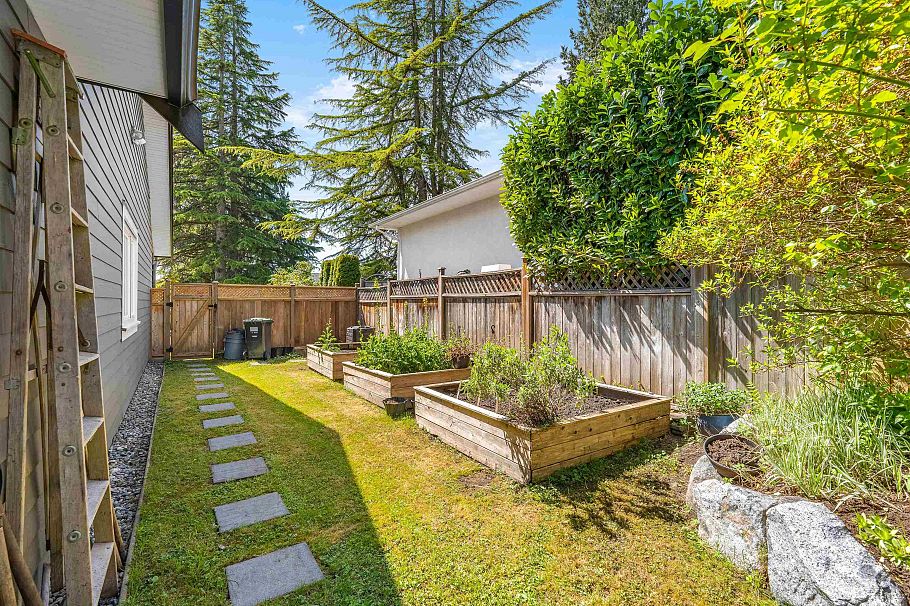 938 Beaumont Drive North Vancouver, BC - 37