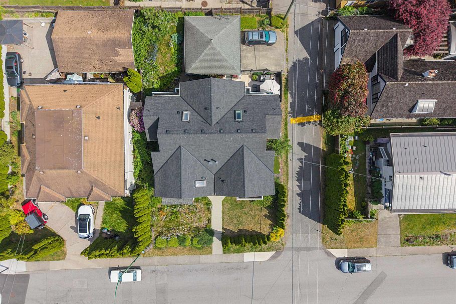 230 St. Patricks Avenue North Vancouver, BC - 24