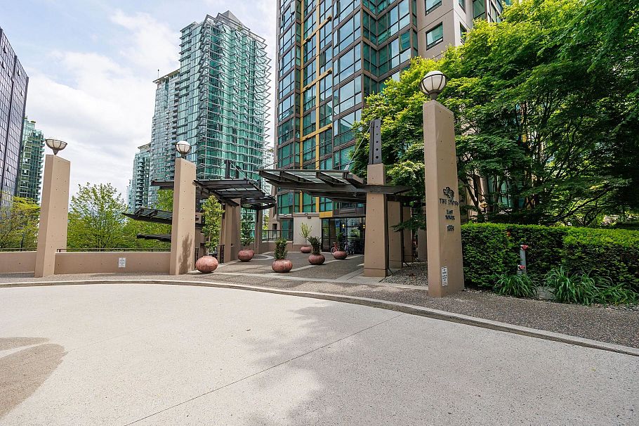 809 1331 Alberni Street Vancouver, BC - 3