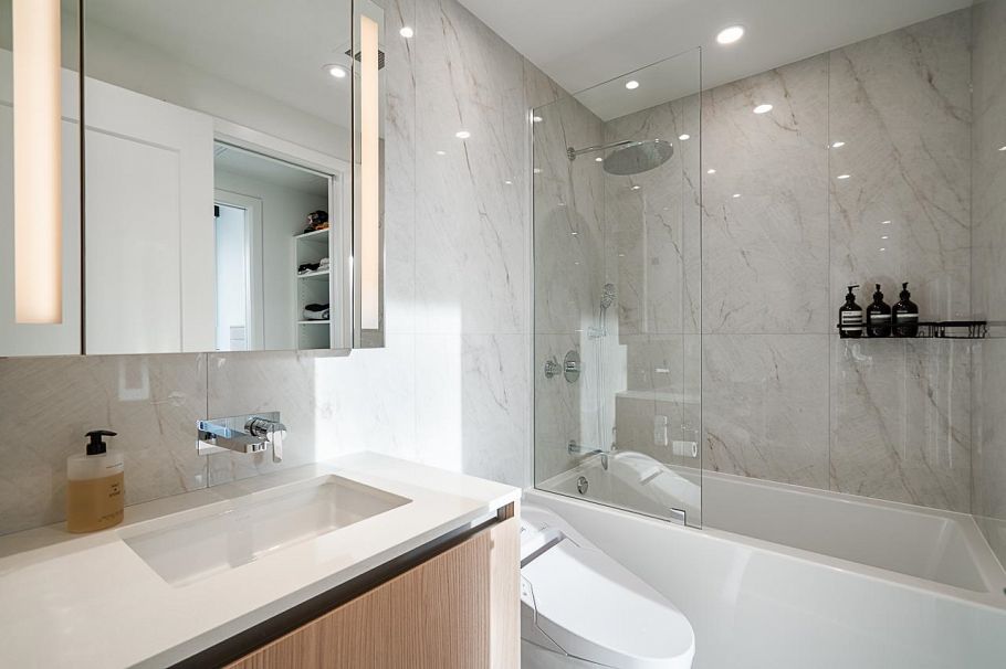 135 E 13th Street North Vancouver, BC - 15