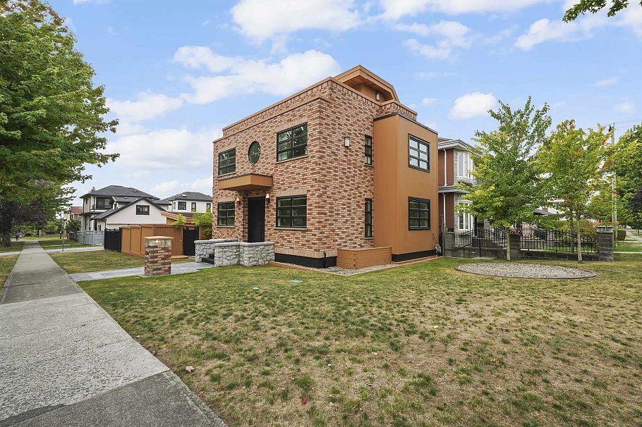 6733 Vivian Street Vancouver, BC - 2