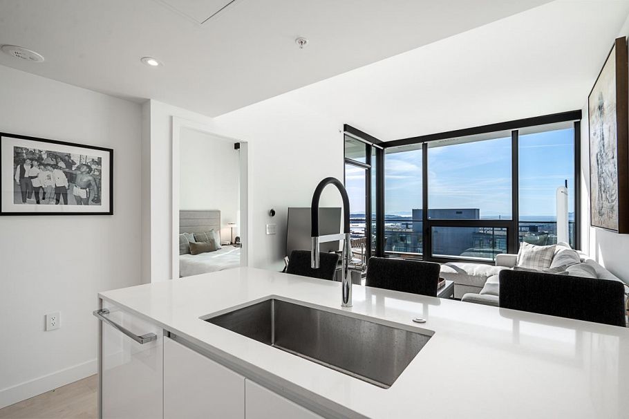 135 E 13th Street North Vancouver, BC - 6