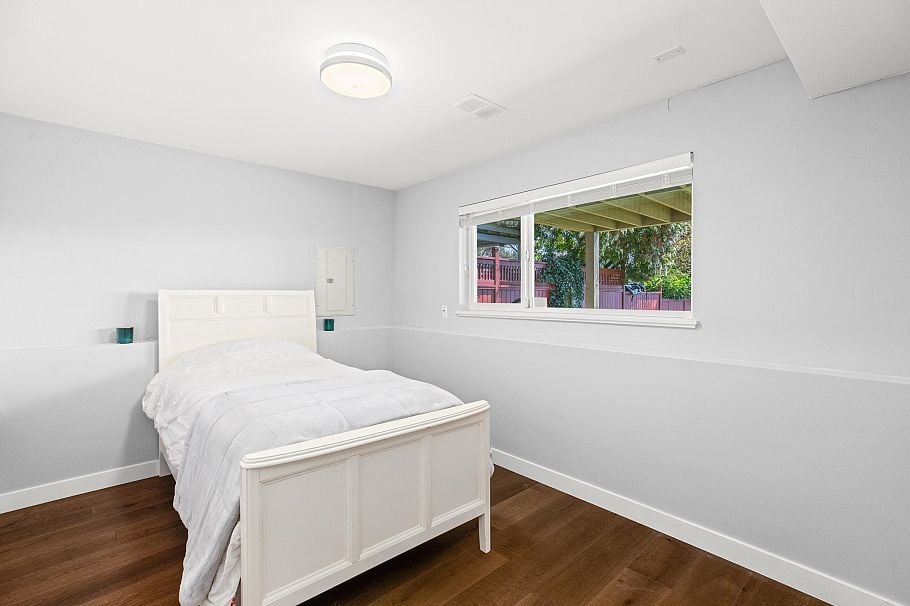 219 E 26th Street North Vancouver, BC - 26