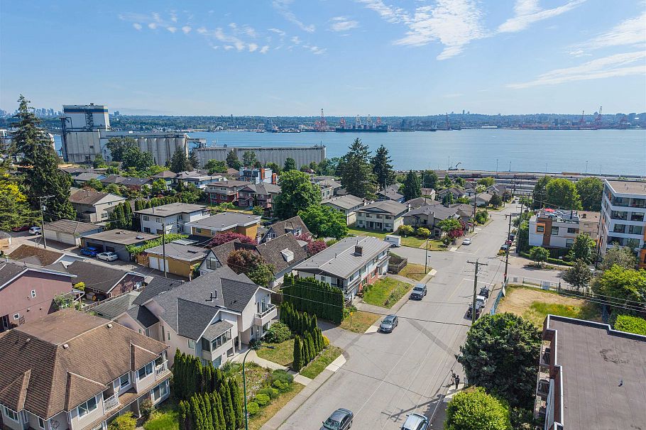 230 St. Patricks Avenue North Vancouver, BC - 22