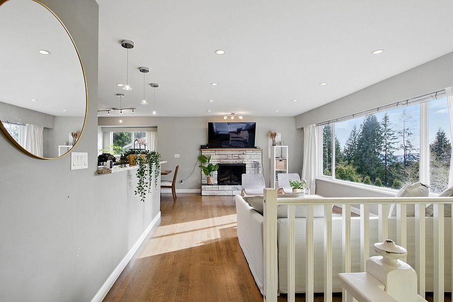 4938 Redonda Drive North Vancouver, BC - 2