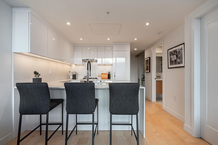 135 E 13th Street North Vancouver, BC - 8
