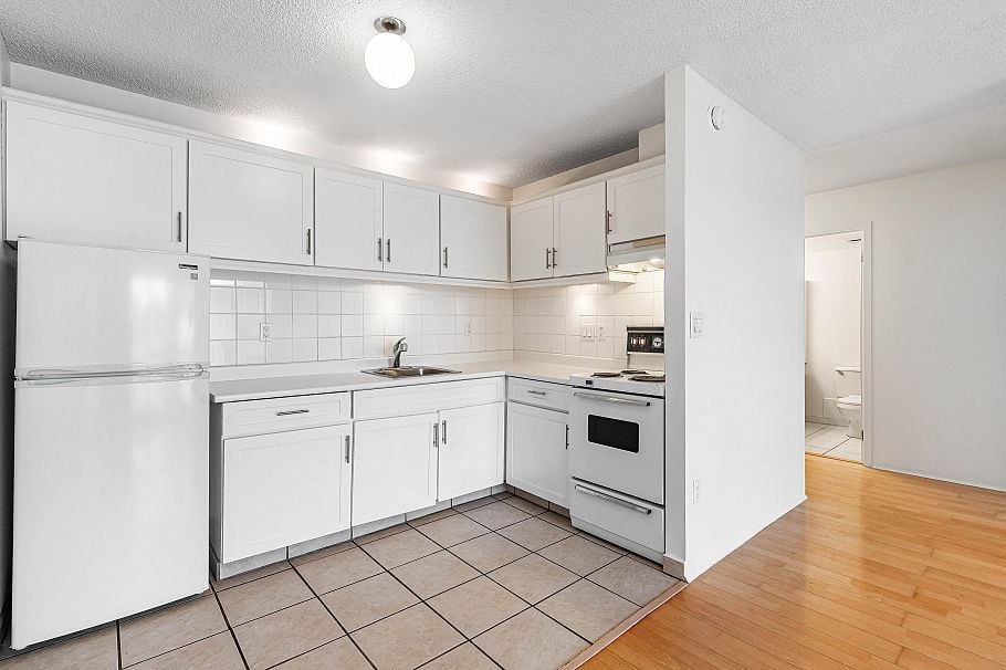 1605 145 St. Georges Avenue North Vancouver, BC - 14