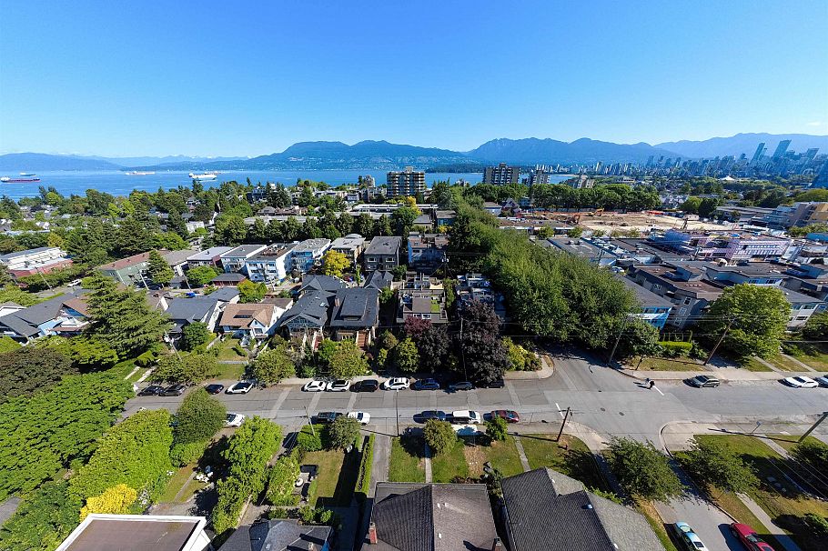 2413 W 5th Avenue Vancouver, BC - 25