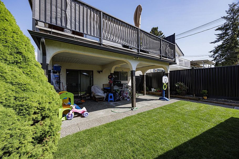 239 E 20th Street North Vancouver, BC - 32