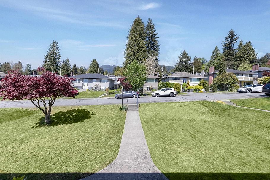 219 E 26th Street North Vancouver, BC - 35