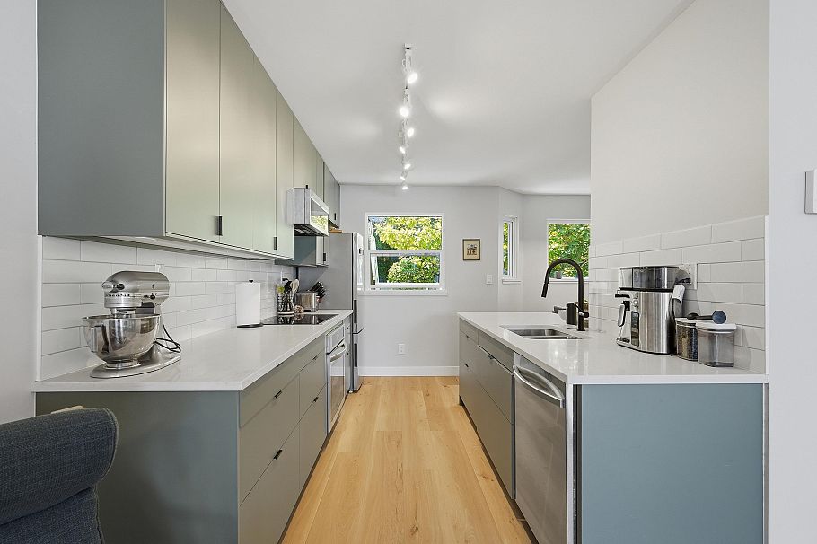 1284 W 8th Avenue Vancouver, BC - 2