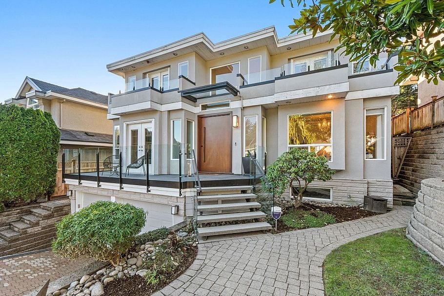 1725 Orkney Place North Vancouver, BC - 1