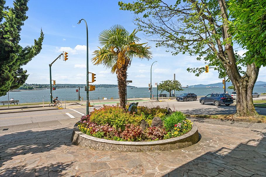 601 1575 Beach Avenue Vancouver, BC - 4